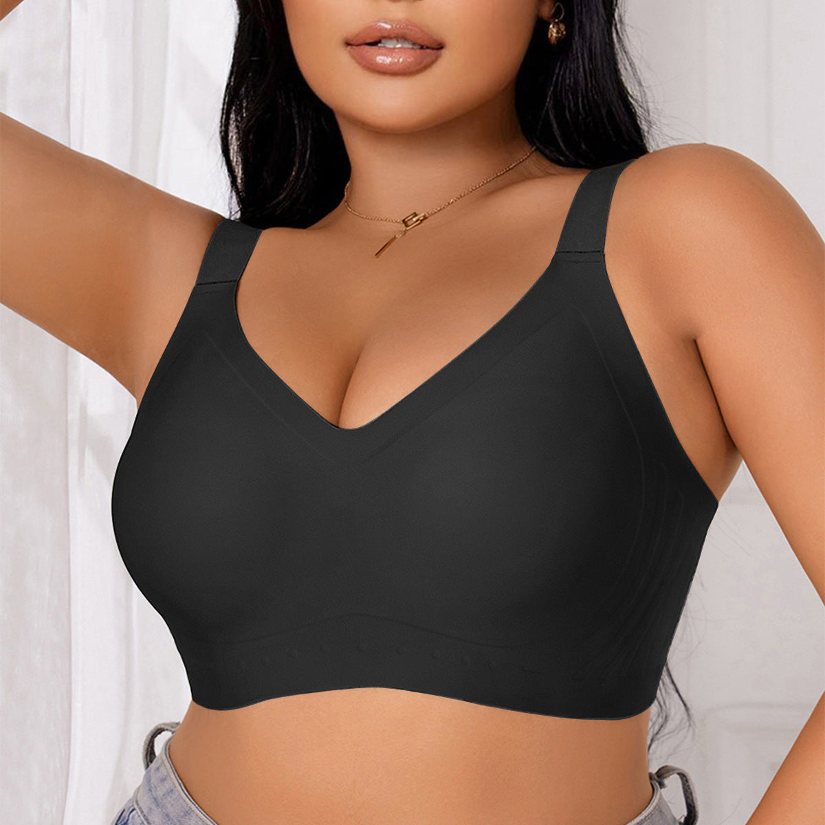 Sheila Merchandise black women's seamless sports bra with wide straps and comfortable fit