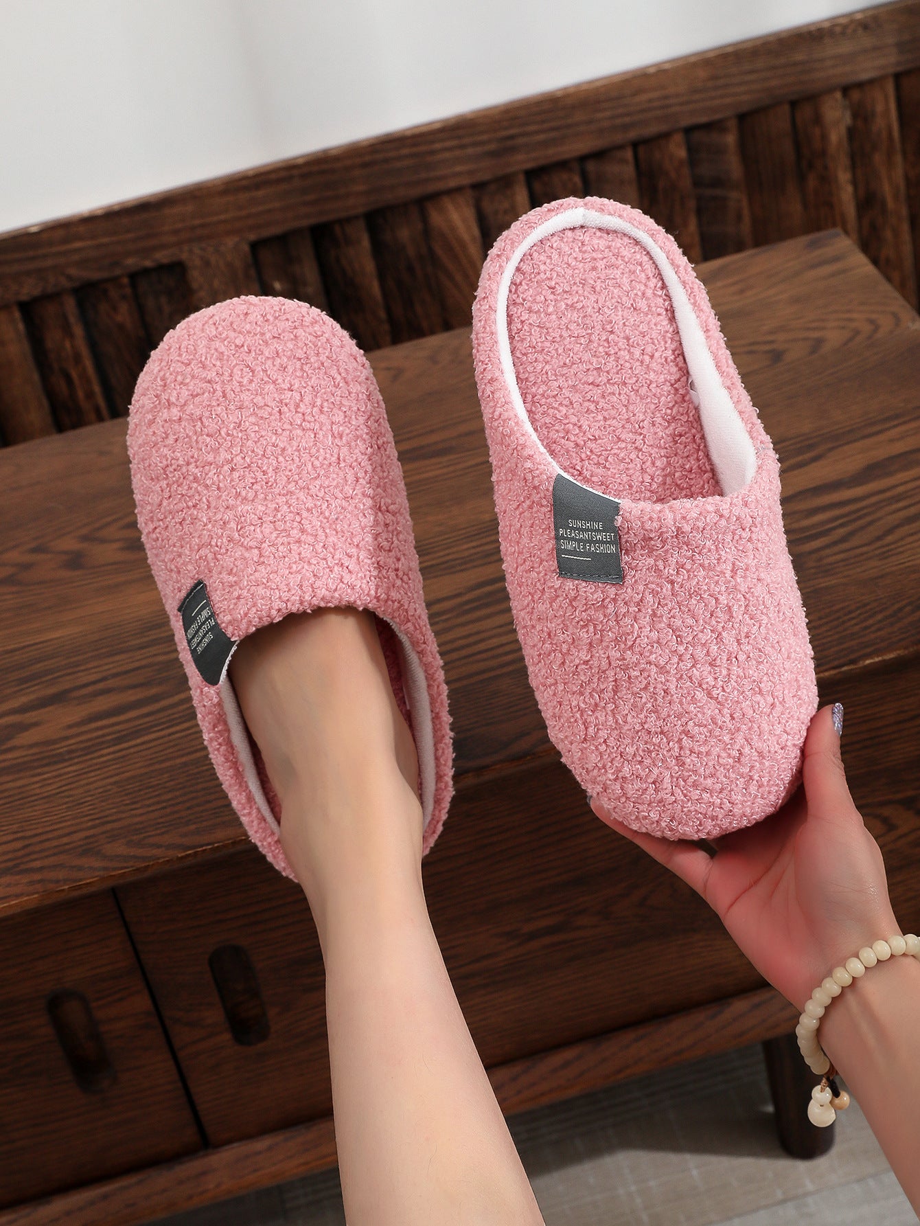 Simple Lightweight Slippers – Comfortable Indoor/Outdoor Slip-On Footwear