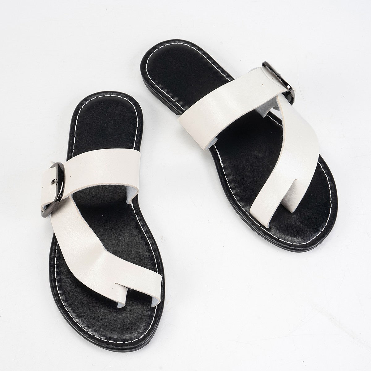 Sheila Merchandise summer beach flat sandals with buckle toe clip design in black and white